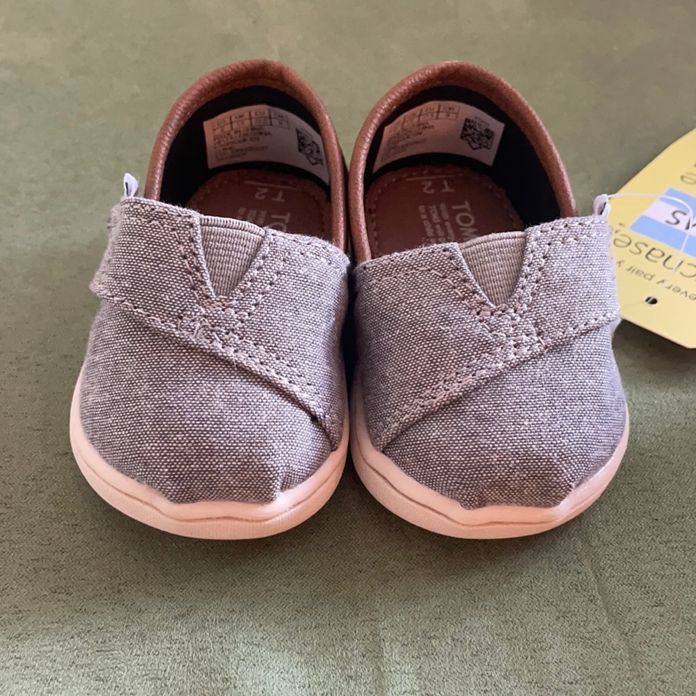 NWT in box! Tiny Toms a 2 grey chambray classics